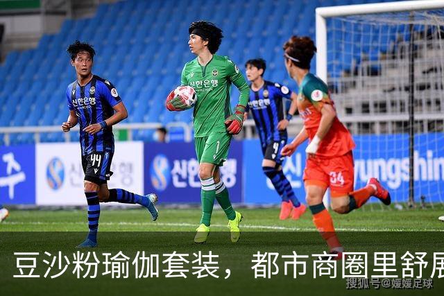 豆沙粉瑜伽套装，都市商圈里舒展的柔和曲线,完美勾勒出熟女人妻的自然饱满的体态